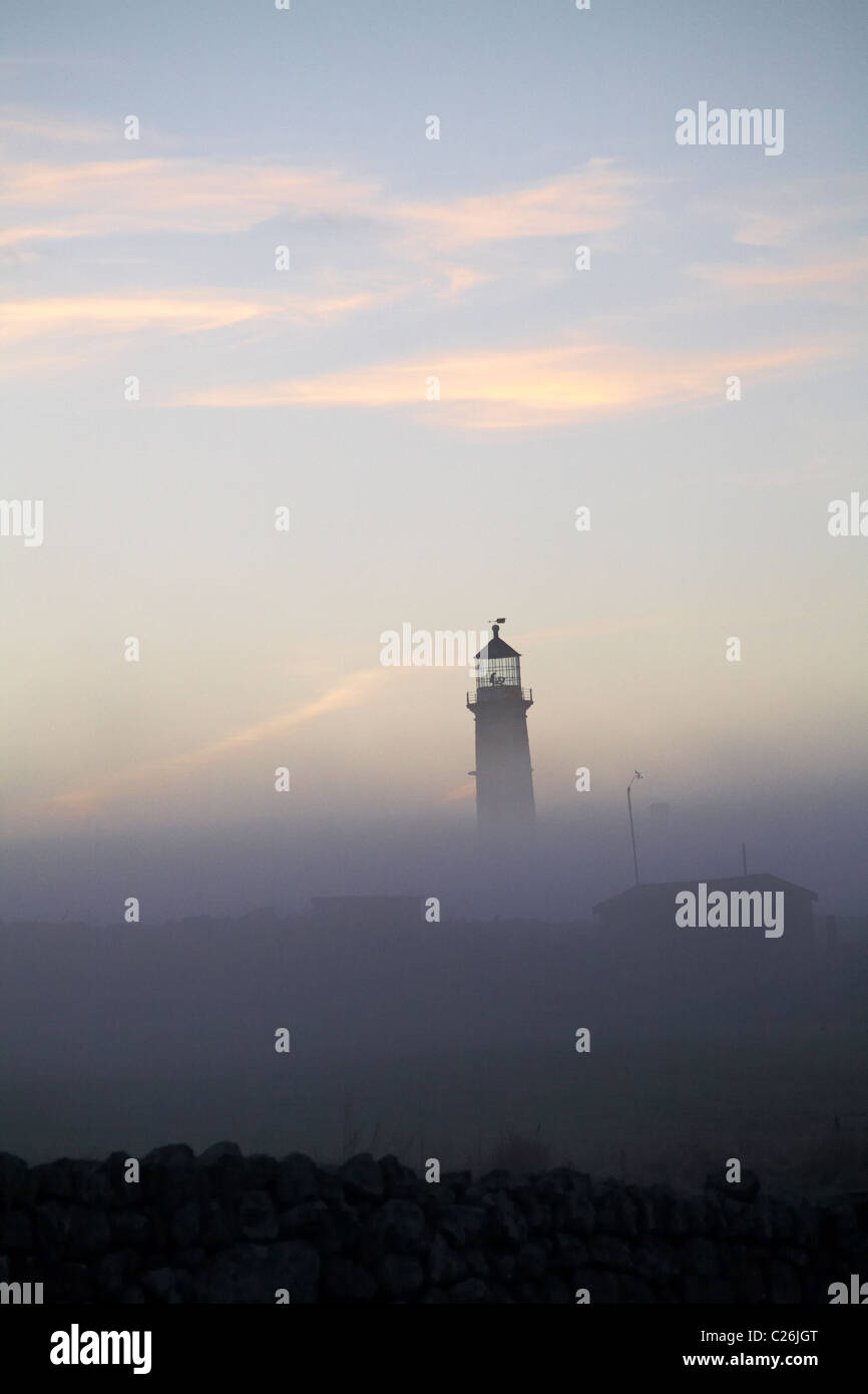 Der alte Leuchtturm Leuchtturm peering über eine Bank von dichtem Nebel auf Lundy Island, Devon, England UK im März Stockfoto