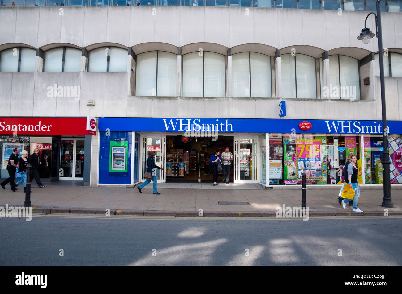 WH Smith (und Post) in eine 60er Jahre Shop Fassade auf der High Street, Cheltenham, Gloucestershire, UK. Stockfoto