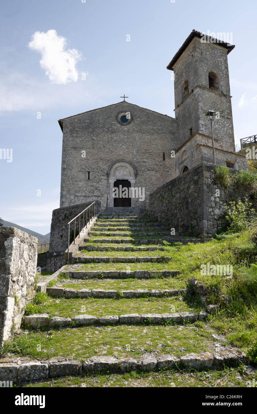 Vorderansicht der mittelalterlichen Kirche St. Thomas von Aquin, neben Familie Burgruinen in Roccasecca, Frühjahrssaison. Stockfoto