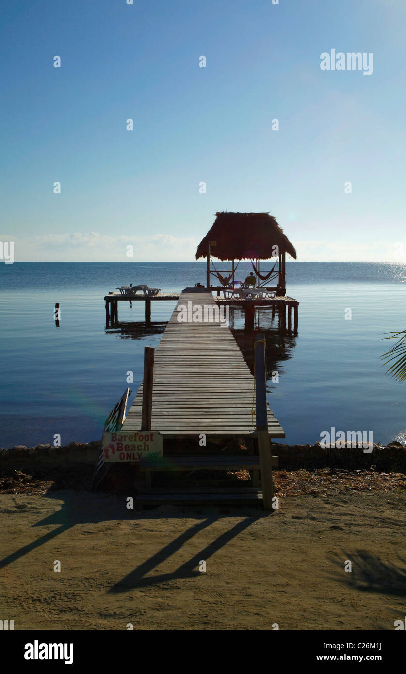 Steg im Barefoot Beach Hotel auf Caye Caulker Insel Belize Stockfoto
