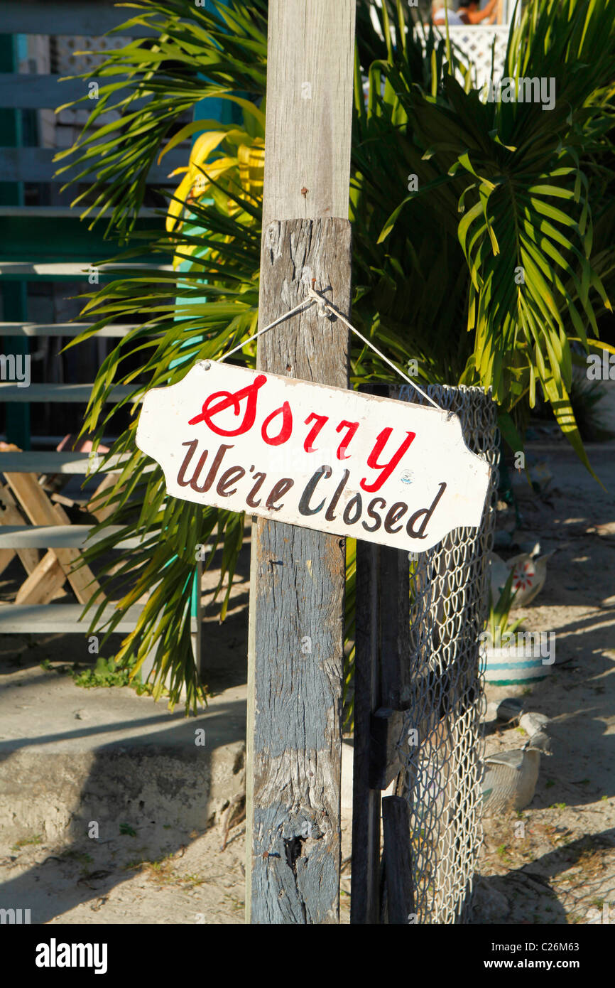 Sorry, wir sind geschlossen Schild an einer Strandbar auf der Insel Caye Caulker in Belize Stockfoto