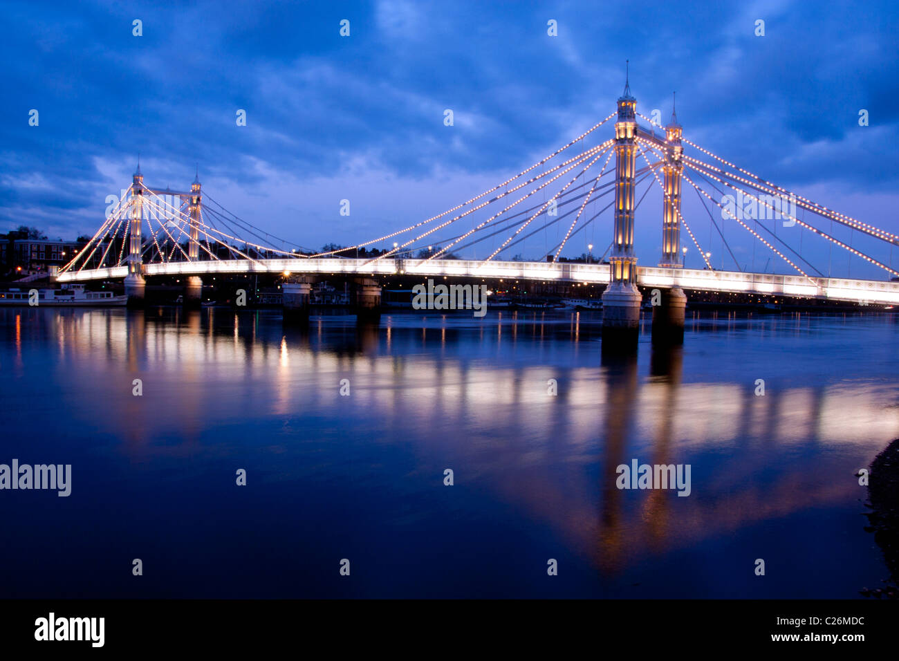 Albert Bridge und Themse bei Nacht Chelsea London England UK Stockfoto