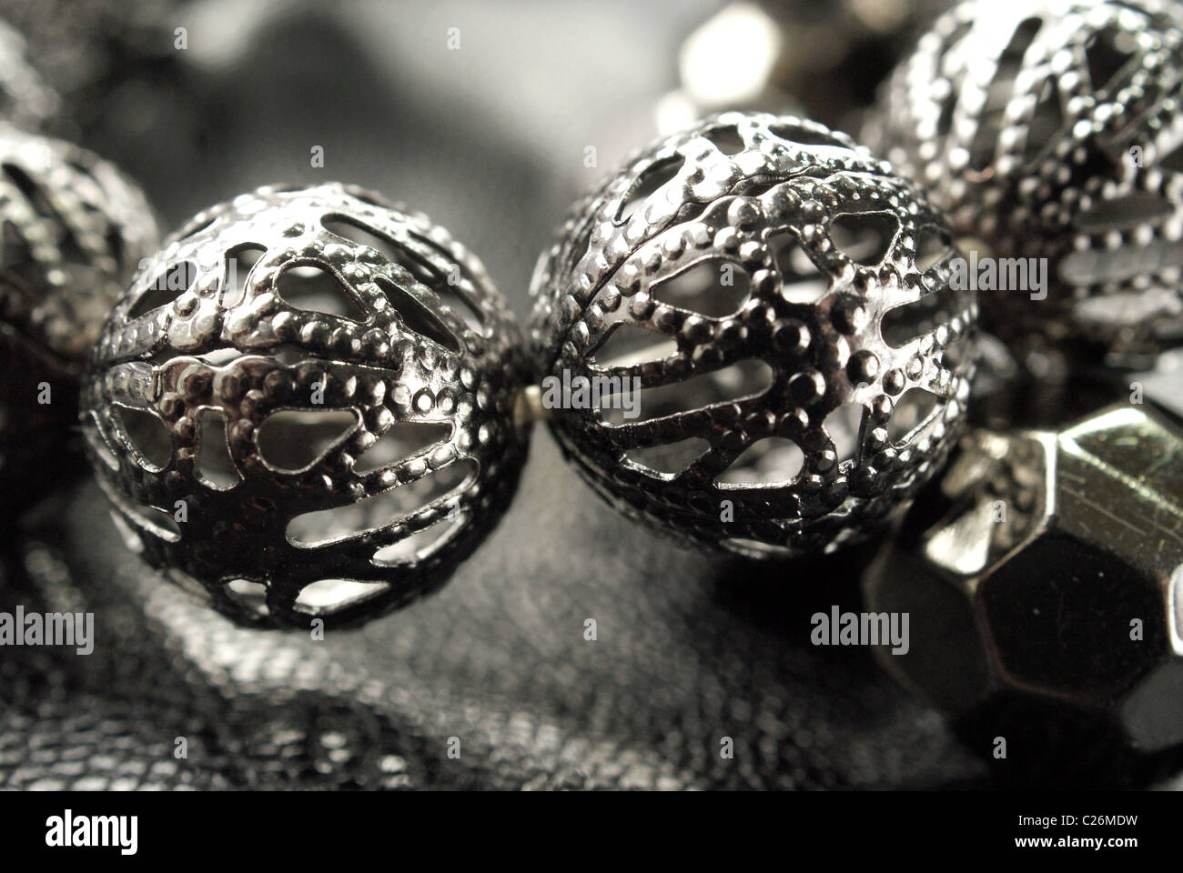 Dunkel Silber Perlen Detail Stockfoto