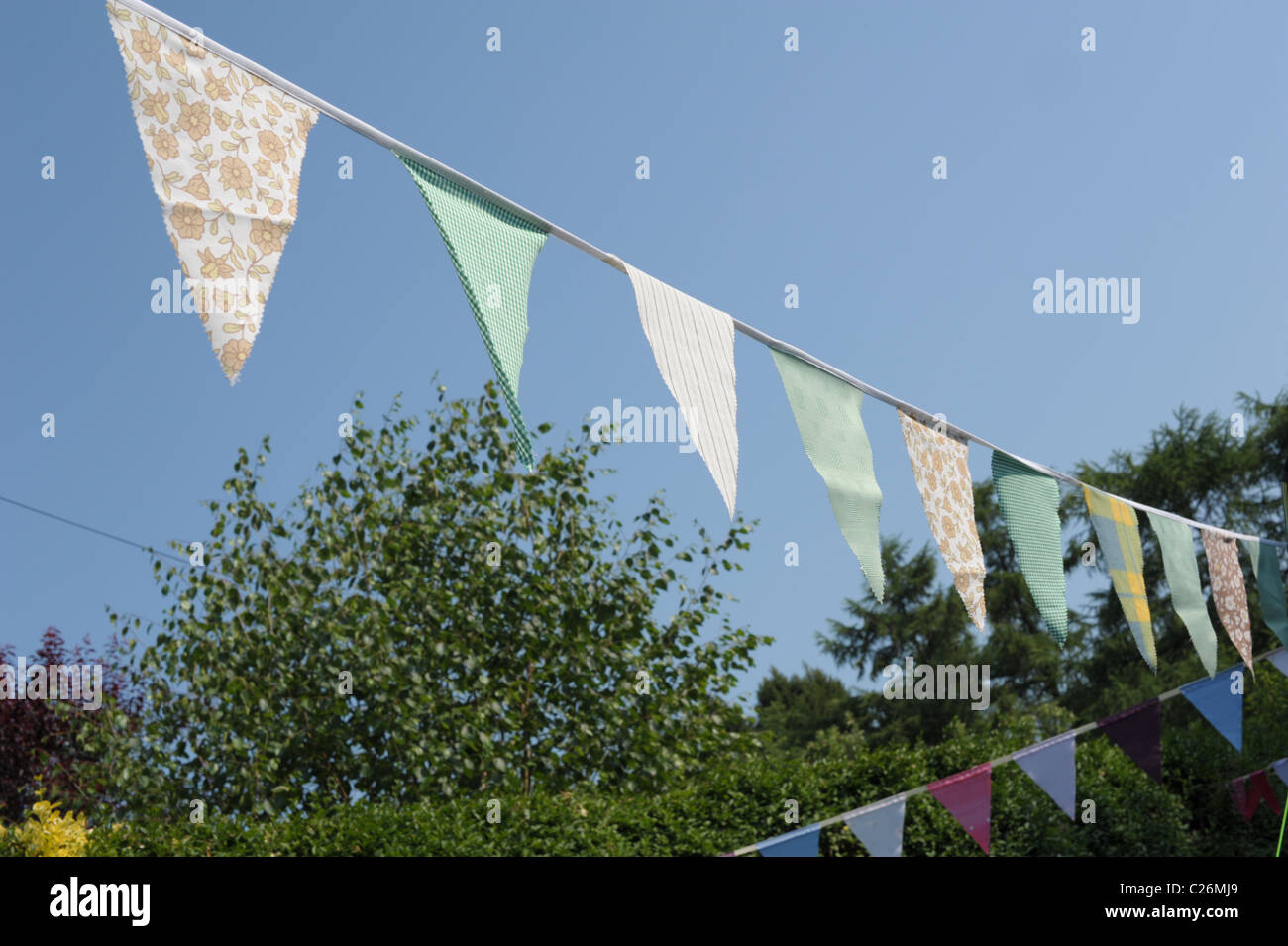 Ziemlich grün karierte und weiße hausgemachte Girlande aufgereiht, auf einem englischen Dorf Gartenparty im Sommer Stockfoto