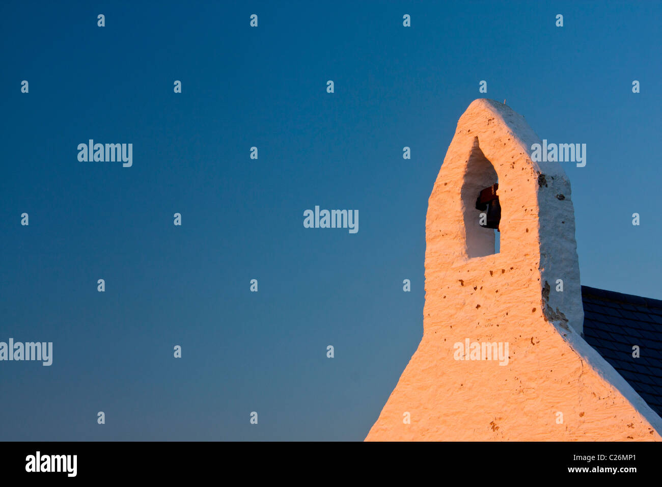 Kirche des Heiligen Kreuzes Eglwys y Grog hautnah der Schachtelhalm bei Sonnenuntergang Mwnt Ceredigion West Wales UK Stockfoto