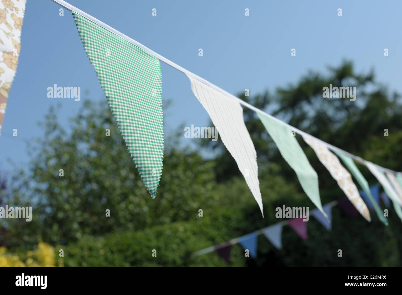 Ziemlich grün karierte und weiße hausgemachte Girlande aufgereiht, auf einem englischen Dorf Gartenparty im Sommer Stockfoto