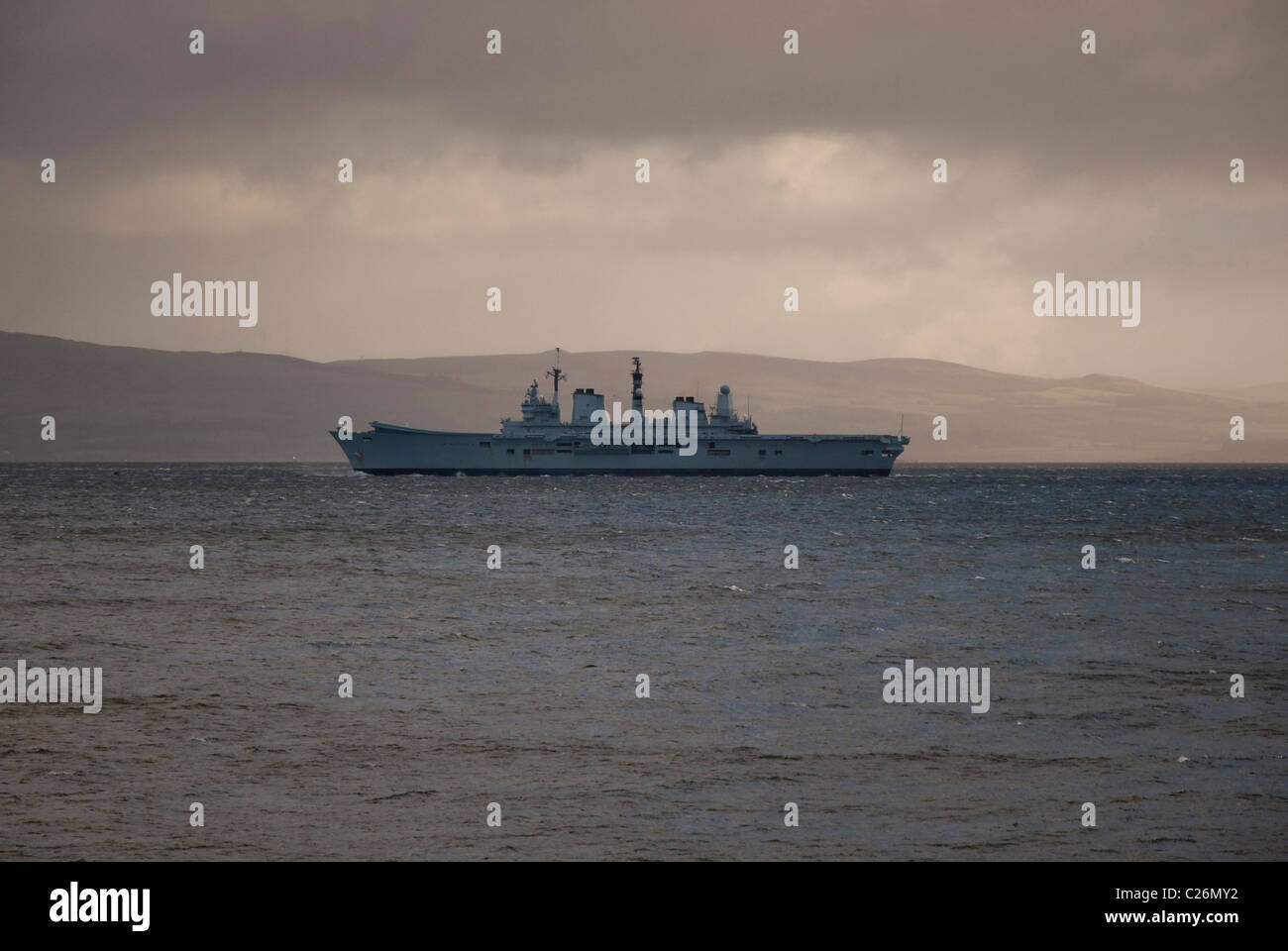 Die Royal Navy Light Aircraft Carrier HMS Ark Royal auf ihre Reise Abschied von der Mündung des Firth of Clyde Stockfoto