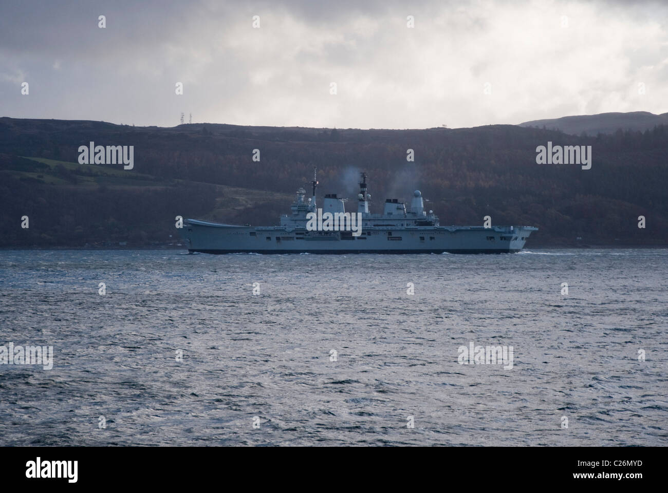 Die Royal Navy Light Aircraft Carrier HMS Ark Royal auf ihre Reise Abschied von der Mündung des Firth of Clyde Stockfoto