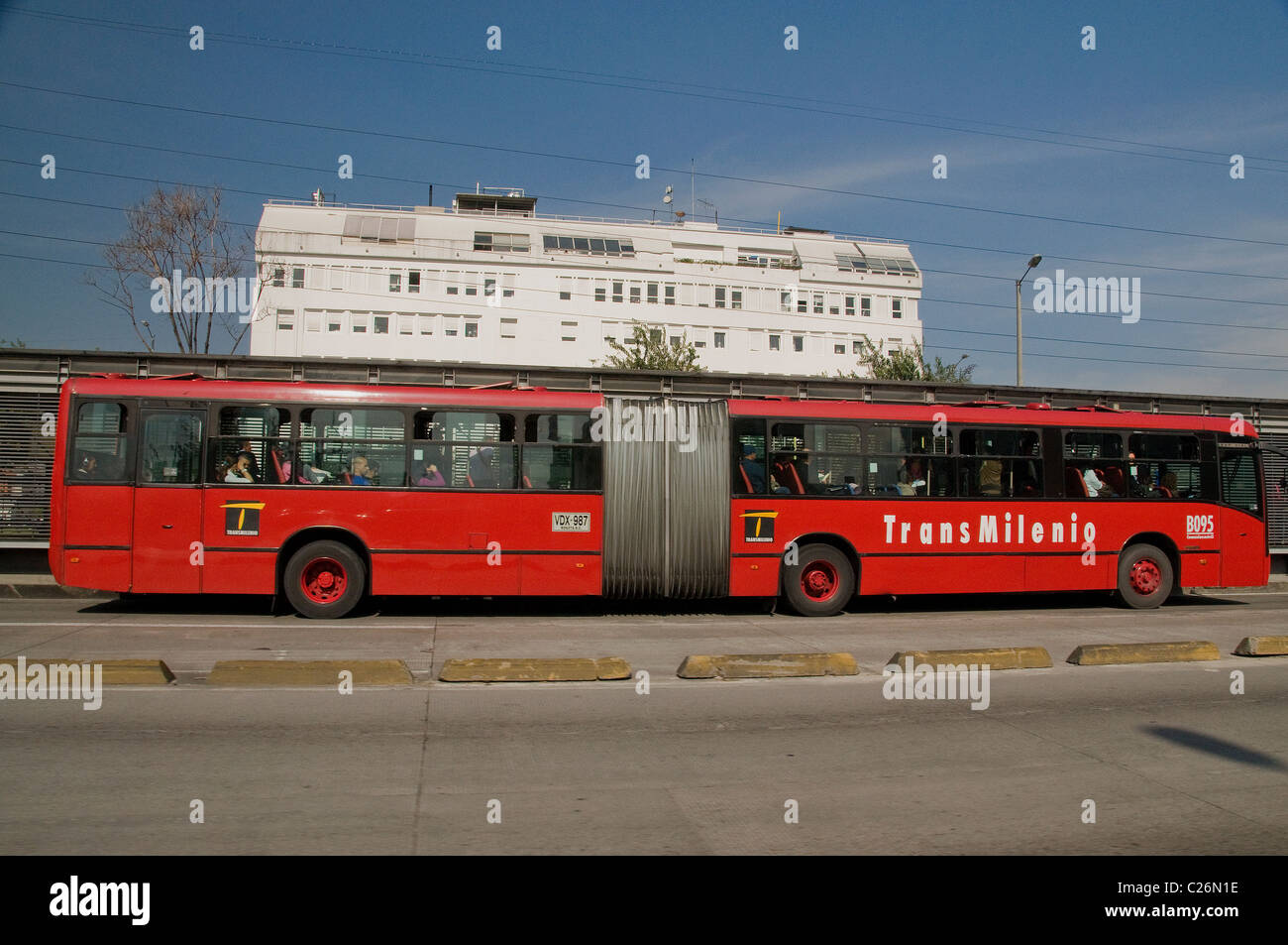 Bogota Kolumbien ist eine sehr wohlhabende Stadt in Südamerika haben mehrere interessante Sehenswürdigkeiten wie den Gelenkbus Stockfoto