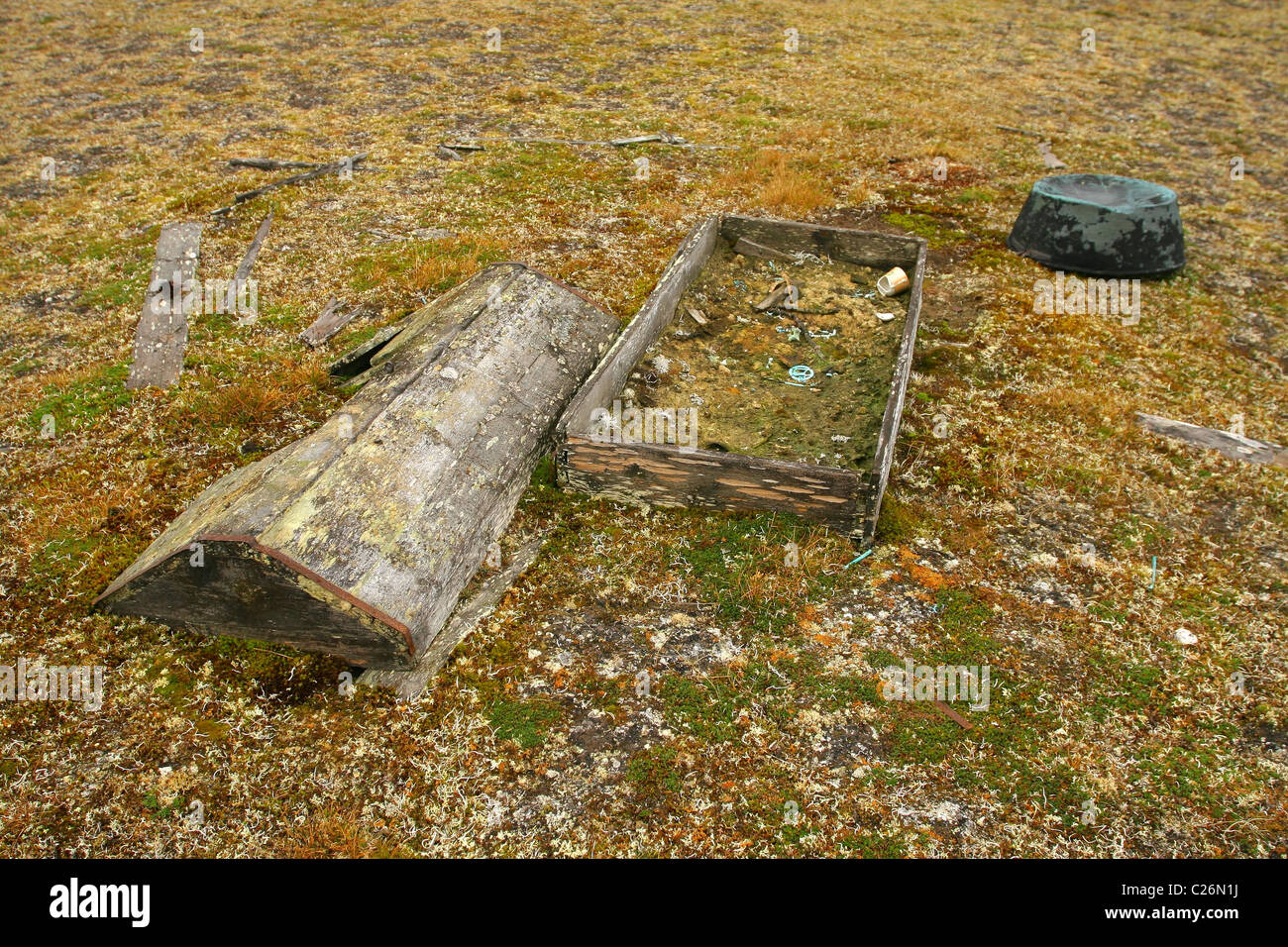 Grab auf dem Friedhof der Nenzen (Ephraim) in der Tundra. Jamal-Halbinsel, Russland Stockfoto