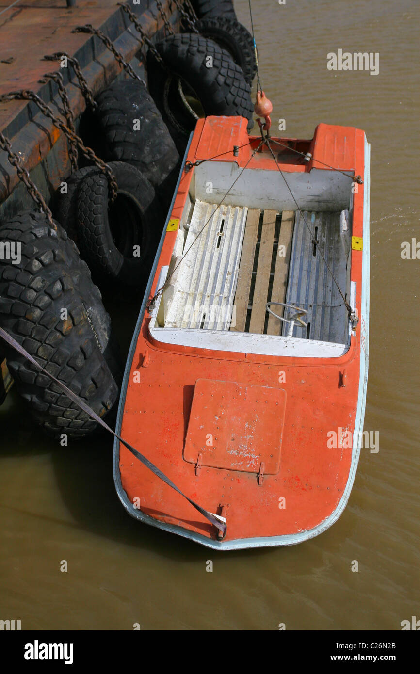 Roten Duraluminium Boot hängen an den Ponton-Kran. Der Fluss Golf von Ob, Jamal-Halbinsel, Russland Stockfoto