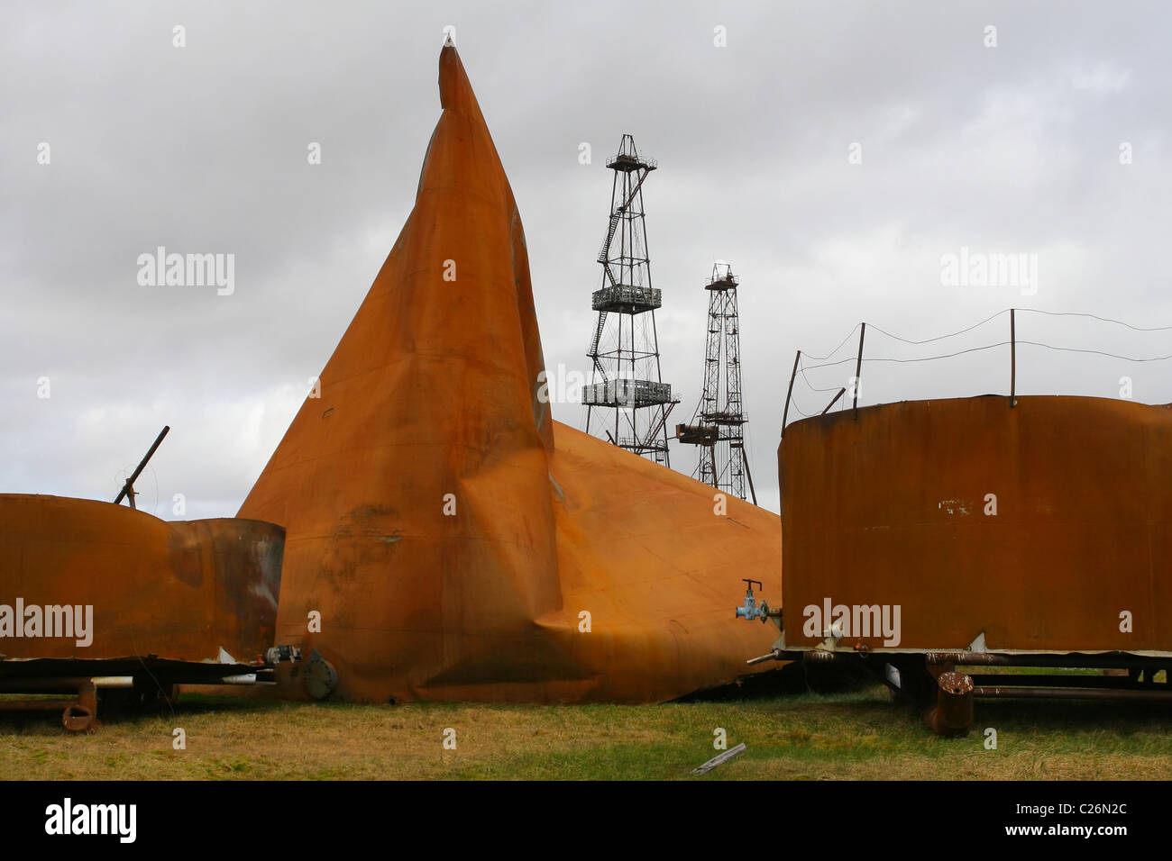 Lagerung von Bohrgeräten in der Siedlung Sabetta. Zerkleinerte aufrecht Tank.  Jamal-Halbinsel, Russland Stockfoto