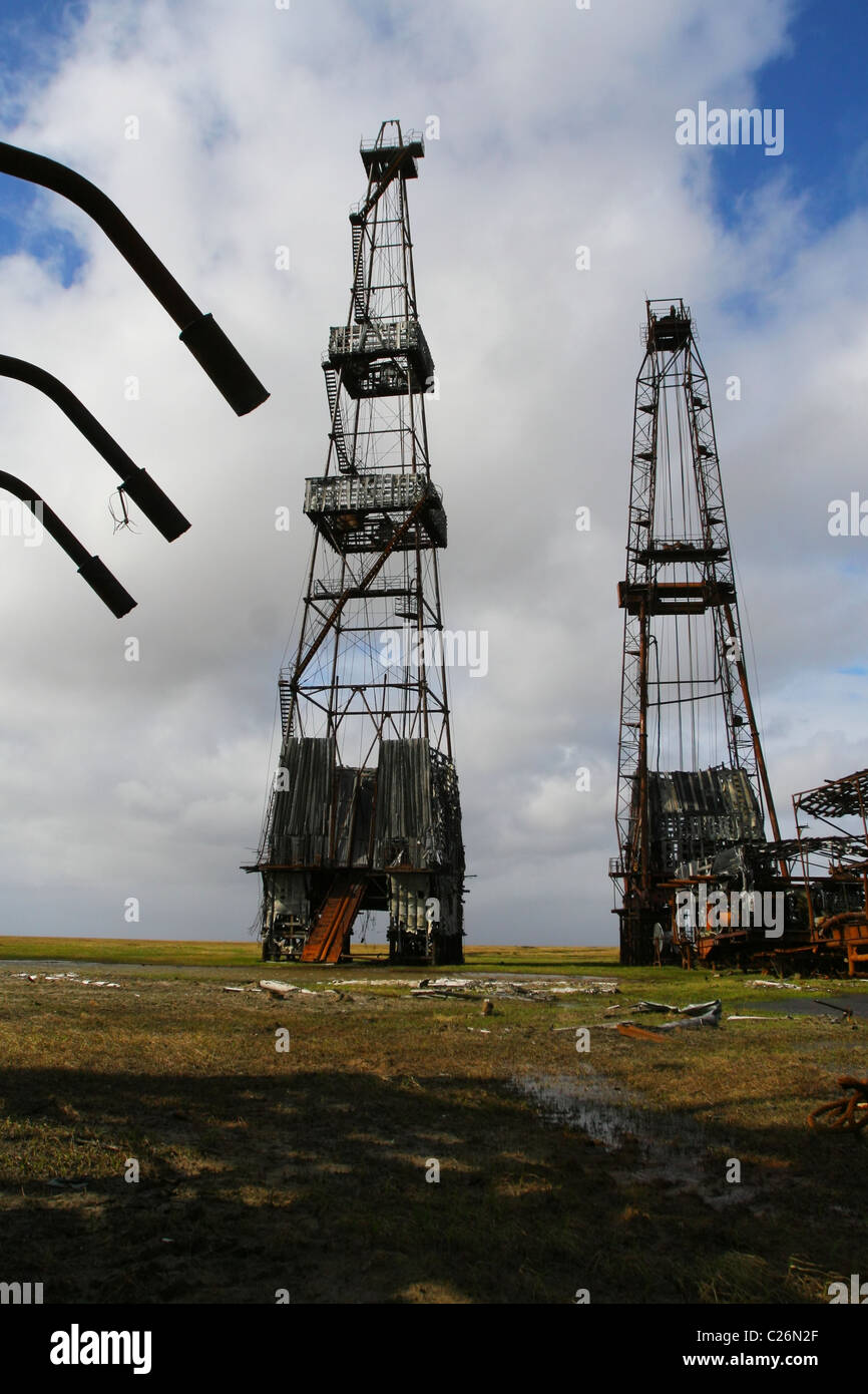Zwei Bohrgeräte. Lagerung von Bohrgeräten in der Siedlung Sabetta. Jamal-Halbinsel, Russland Stockfoto