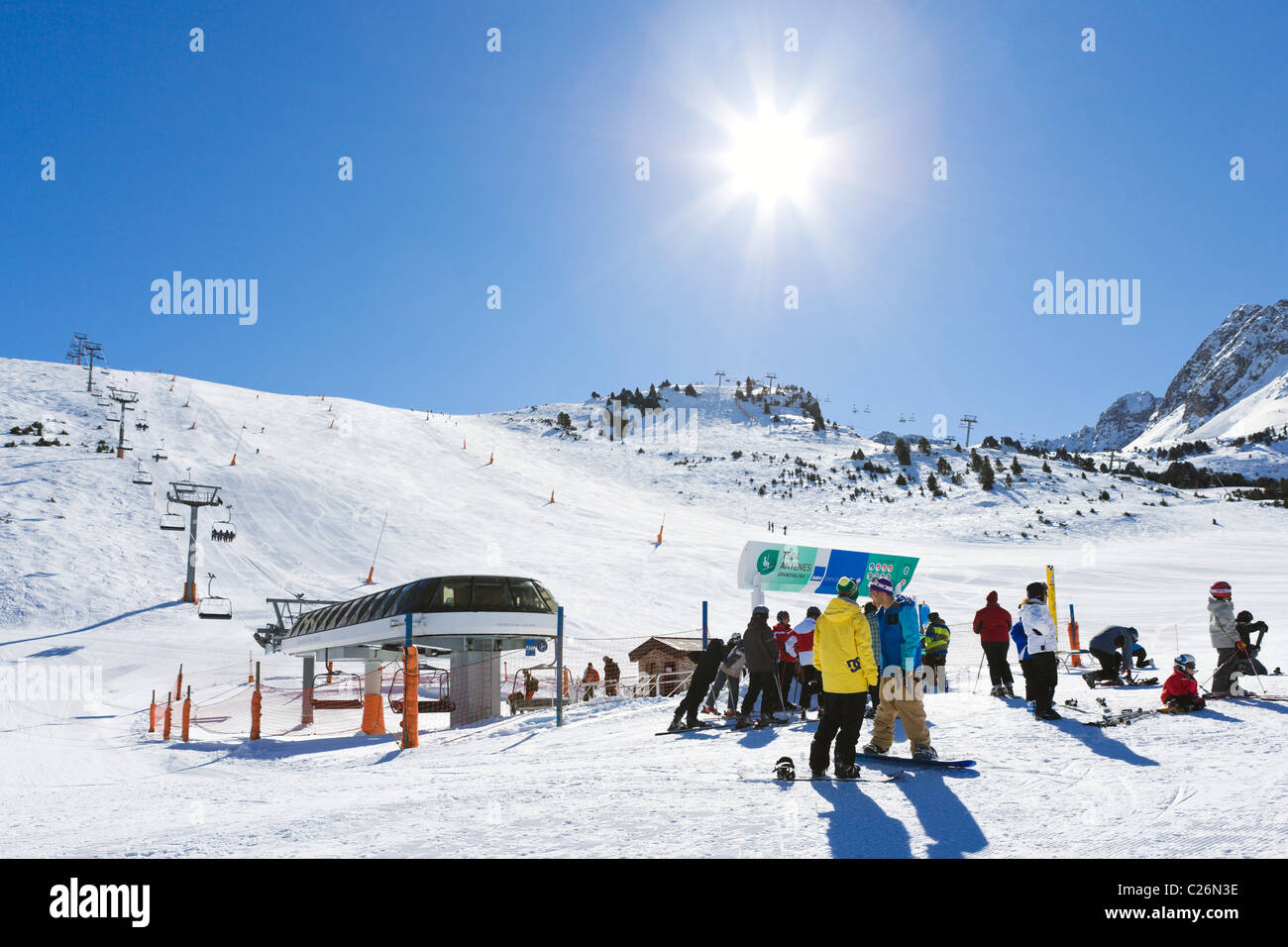 Pisten und Sessellift in Grau Roig, Pas De La Casa in Grandvalira Ski Area, Andorra Stockfoto