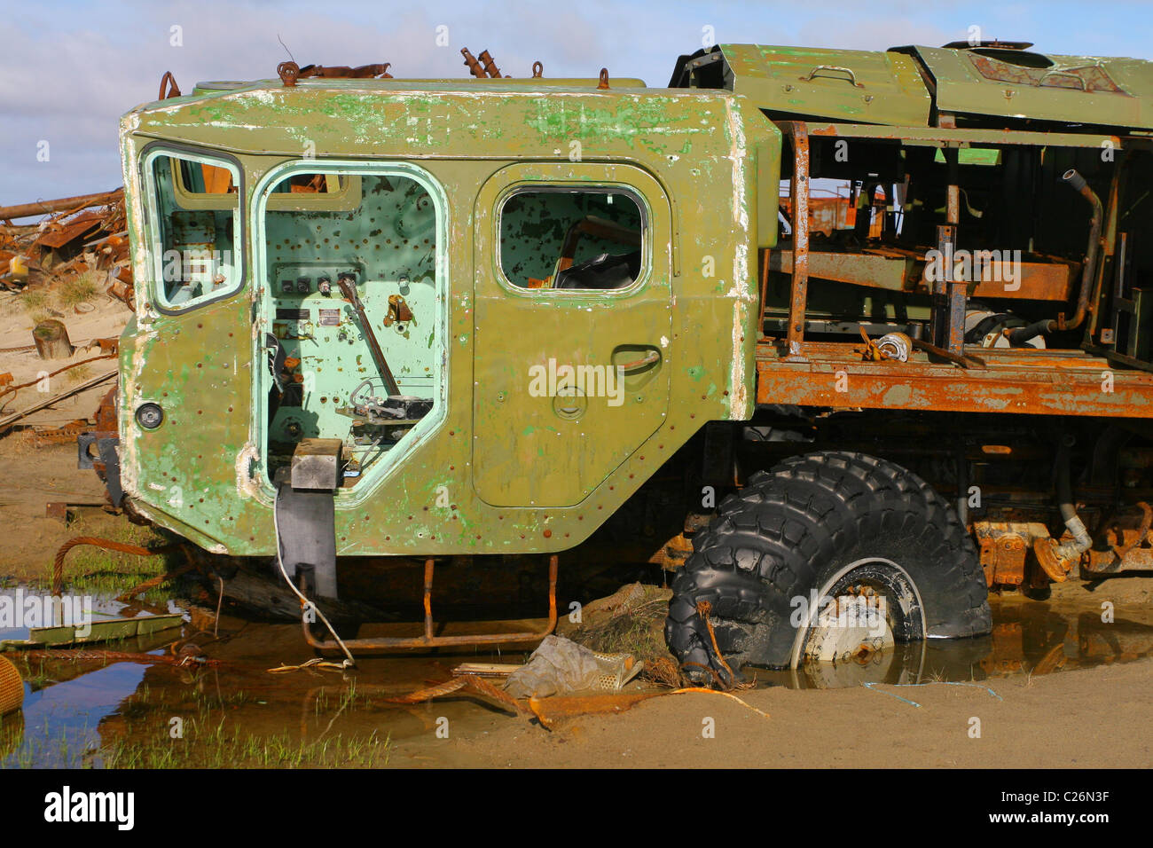 Verlassene zerlegten Lkw MAZ-543 verwurzelt Holzspeichenräder im Sand. Jamal-Halbinsel, Russland Stockfoto