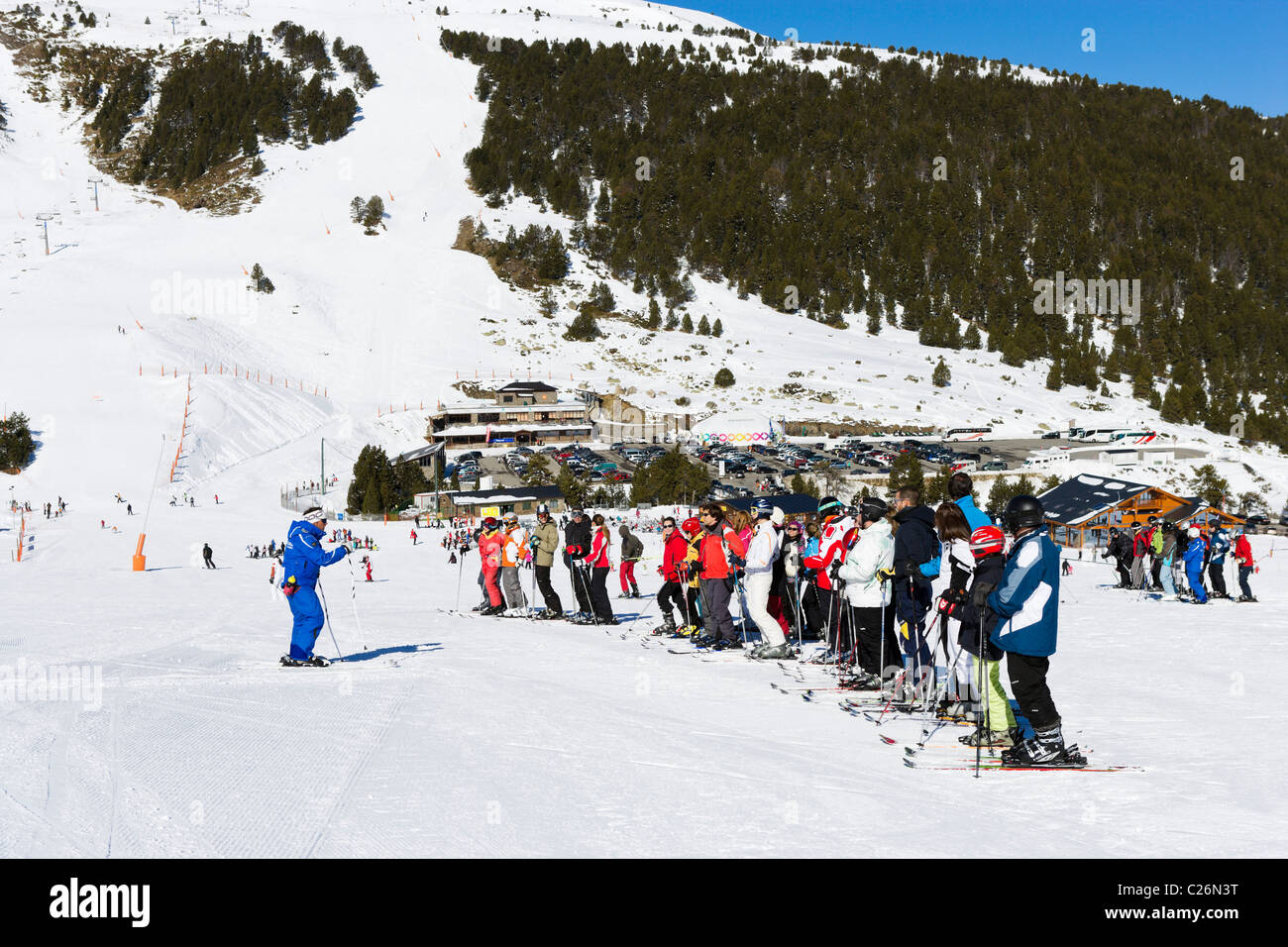 Skischule im Skigebiet Grandvalira, Grau Roig, Pas De La Casa, Andorra Stockfoto