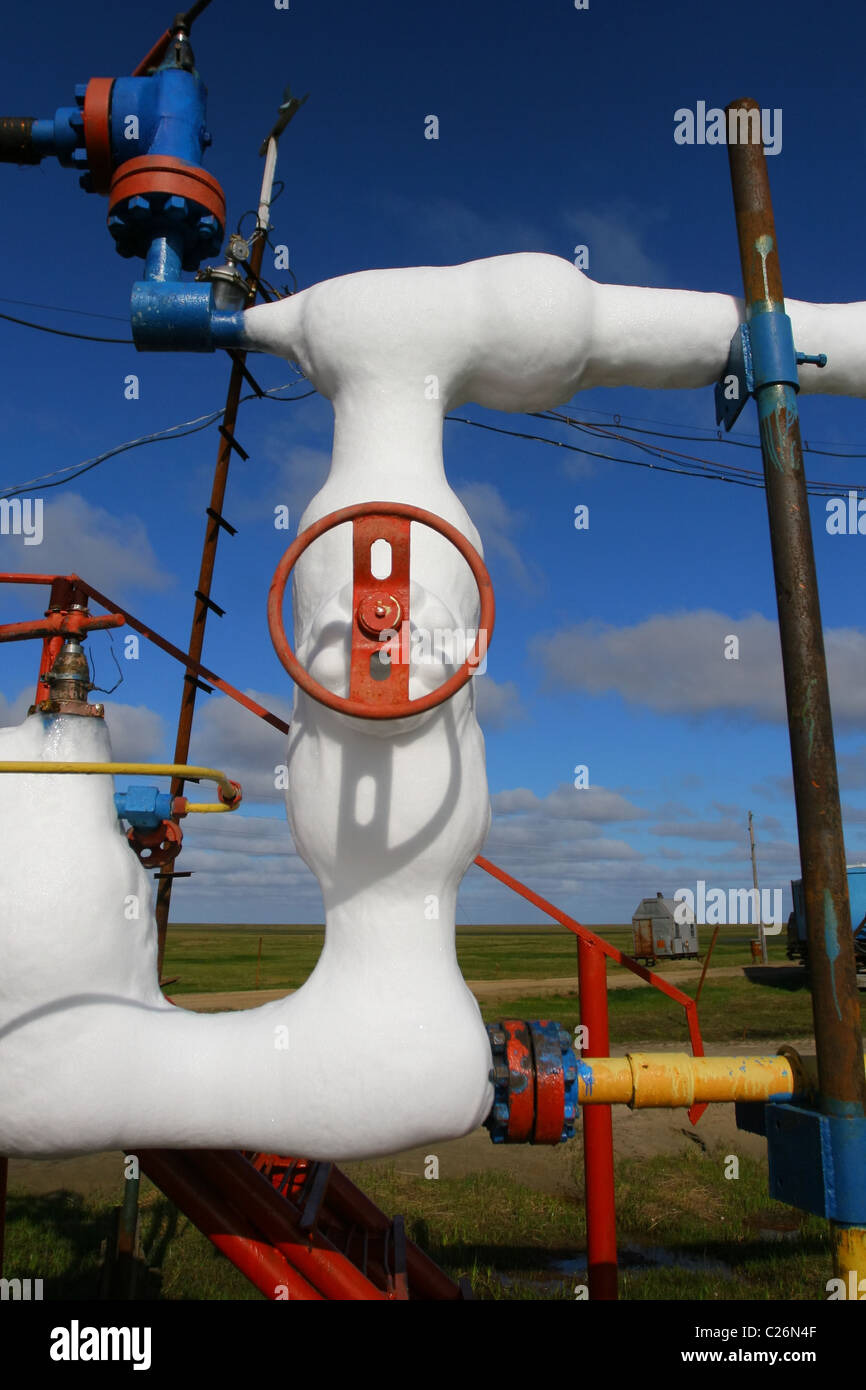 Eisige Rohr - Pflanzen Teil des Gas-Öl-Trennung. Jamal, Russland Stockfoto