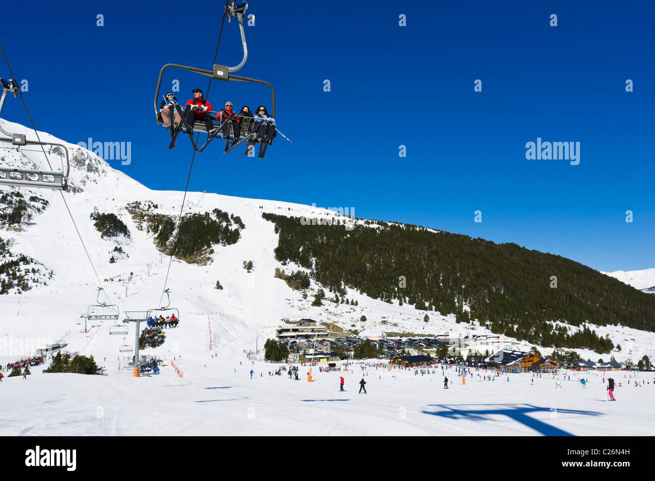 Pisten und Sessellift in Grau Roig, Pas De La Casa in Grandvalira Ski Area, Andorra Stockfoto