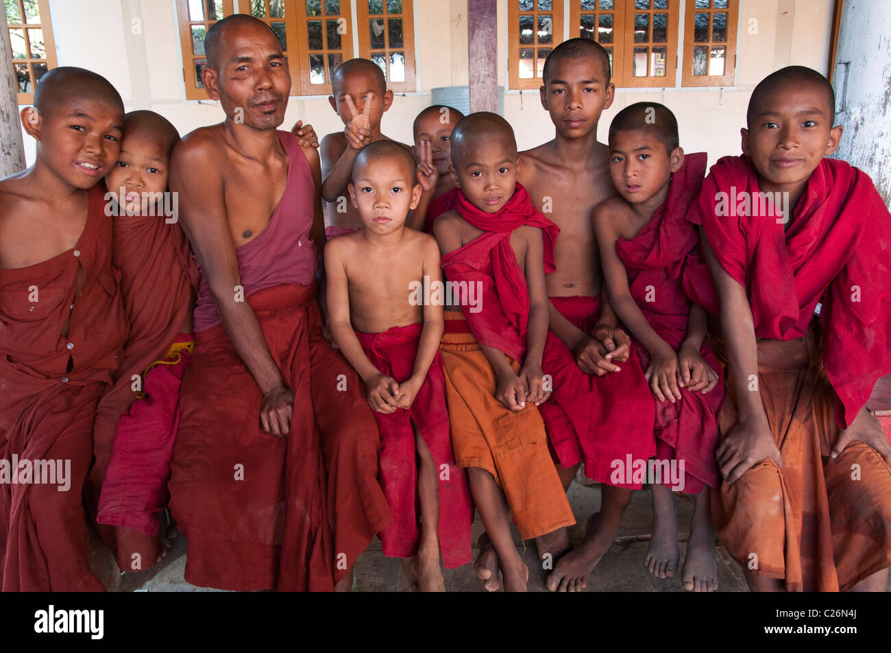 Gruppe von Novizen anhalten. Mandalay. Myanmar Stockfoto