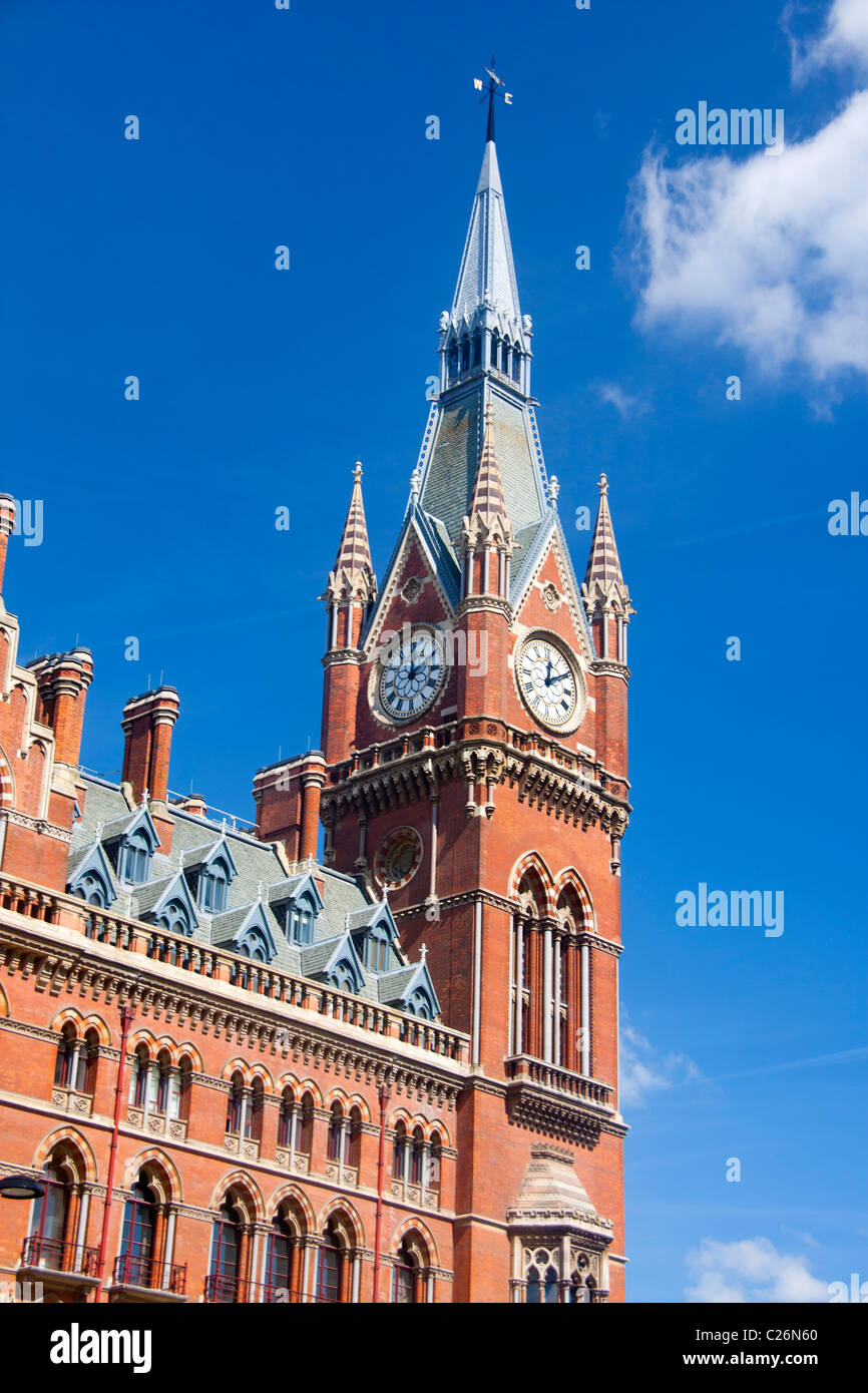 St Pancras station Clock Tower und Fassade London England UK Stockfoto