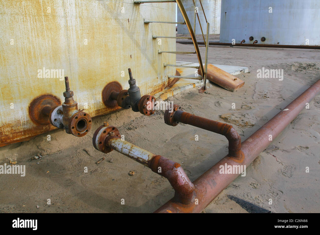 Bulk-Kraftstoff und Schmiermittel Lagerung. Tank wird aus der Pipeline getrennt. Jamal-Halbinsel, Russland Stockfoto