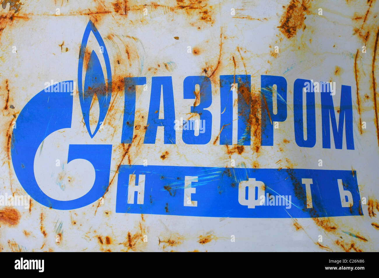 Gazprom Neft (in russischer Sprache geschrieben) Firmenlogo auf einem rostigen Fass. Jamal, Russland Stockfoto