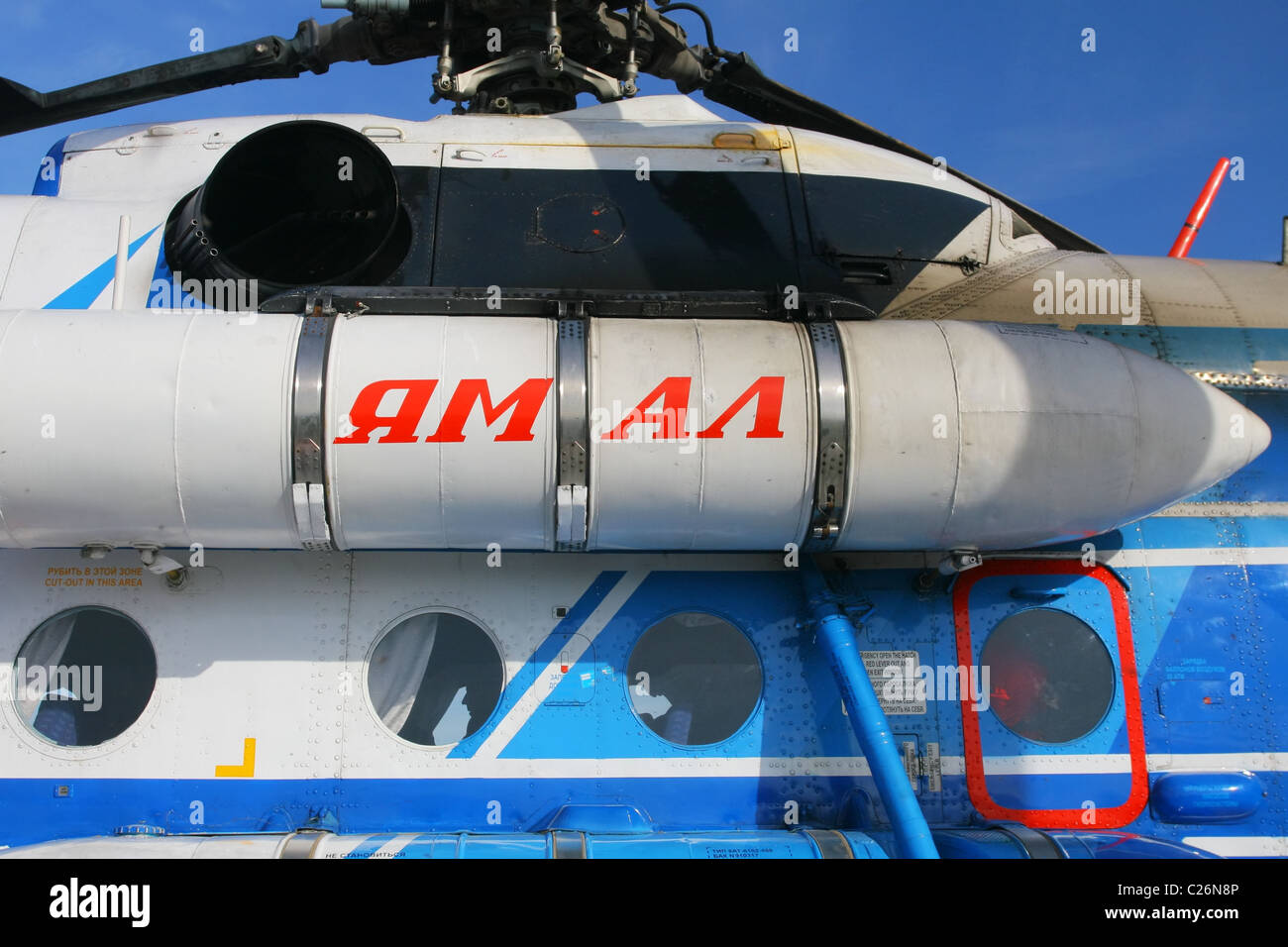 Inschrift in russischer "Jamal" auf dem zusätzlichen Tank des Hubschraubers (Mi-8). Jamal-Halbinsel, Russland Stockfoto