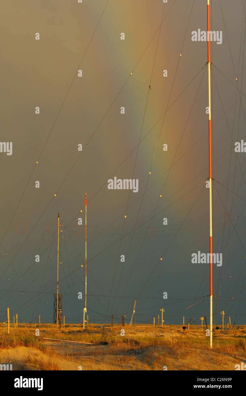 Regenbogen über Antennenfeld auf einem Hintergrund von schweren