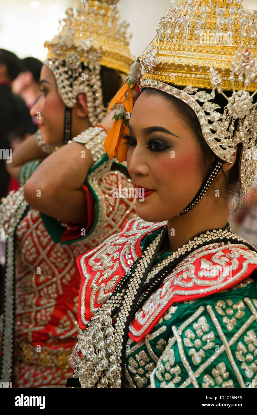 Traditionelle Tänzer hinter der Bühne während Chinese New Year Leistung in Bangkok, Thailand Stockfoto