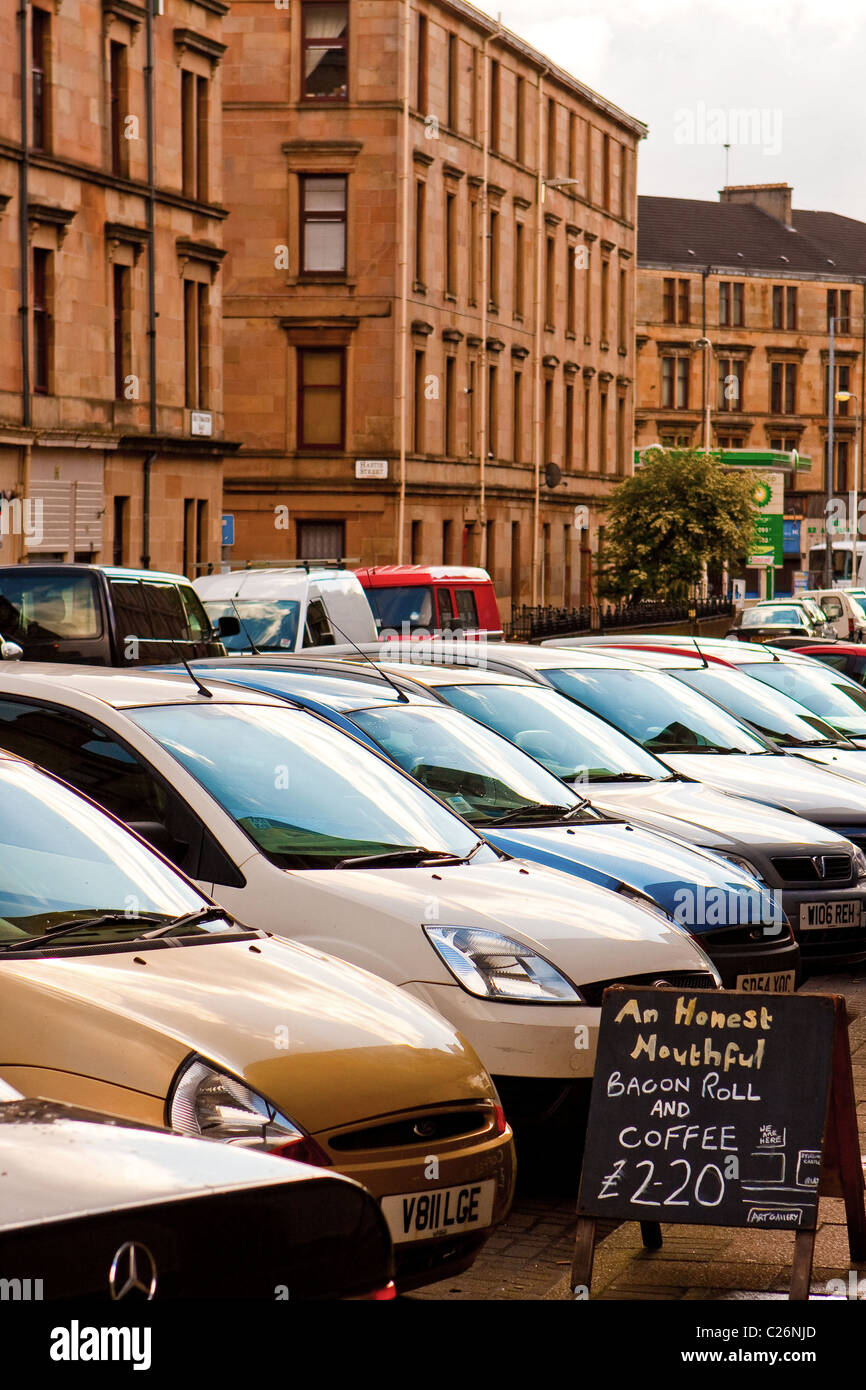 Reihe von parkenden Autos Stockfoto