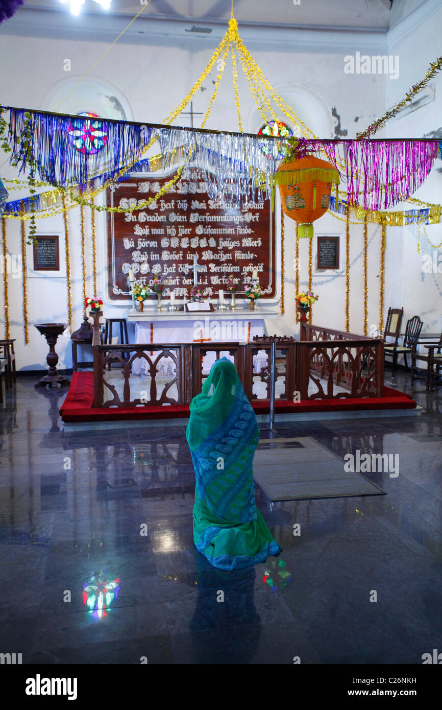 Frau beten in der dänischen Kirche in Tranquebar eine alte dänische Kolonie in Tamil Nadu, Indien Stockfoto