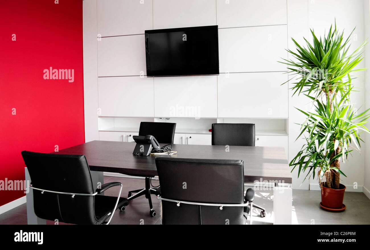 Innenausbau Büro-und Geschäftshaus mit Möbeln und einer roten Wand Stockfoto
