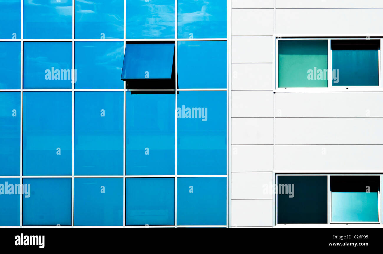 Geöffnete Fenster in moderner Glas-Wand-Bürogebäude Stockfoto