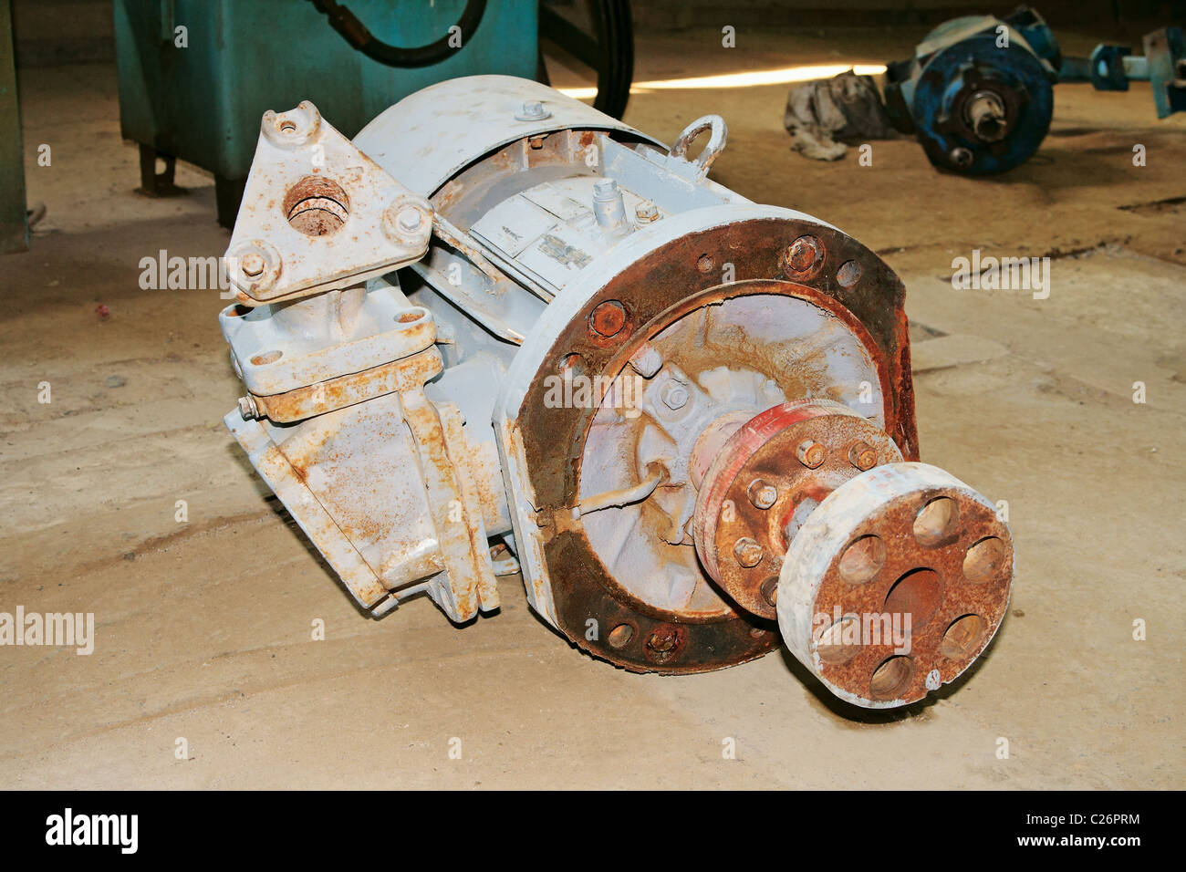 Alten Elektromotor. Ansicht von oben, Nahaufnahme. Ladenausstattung zu reparieren. Stockfoto