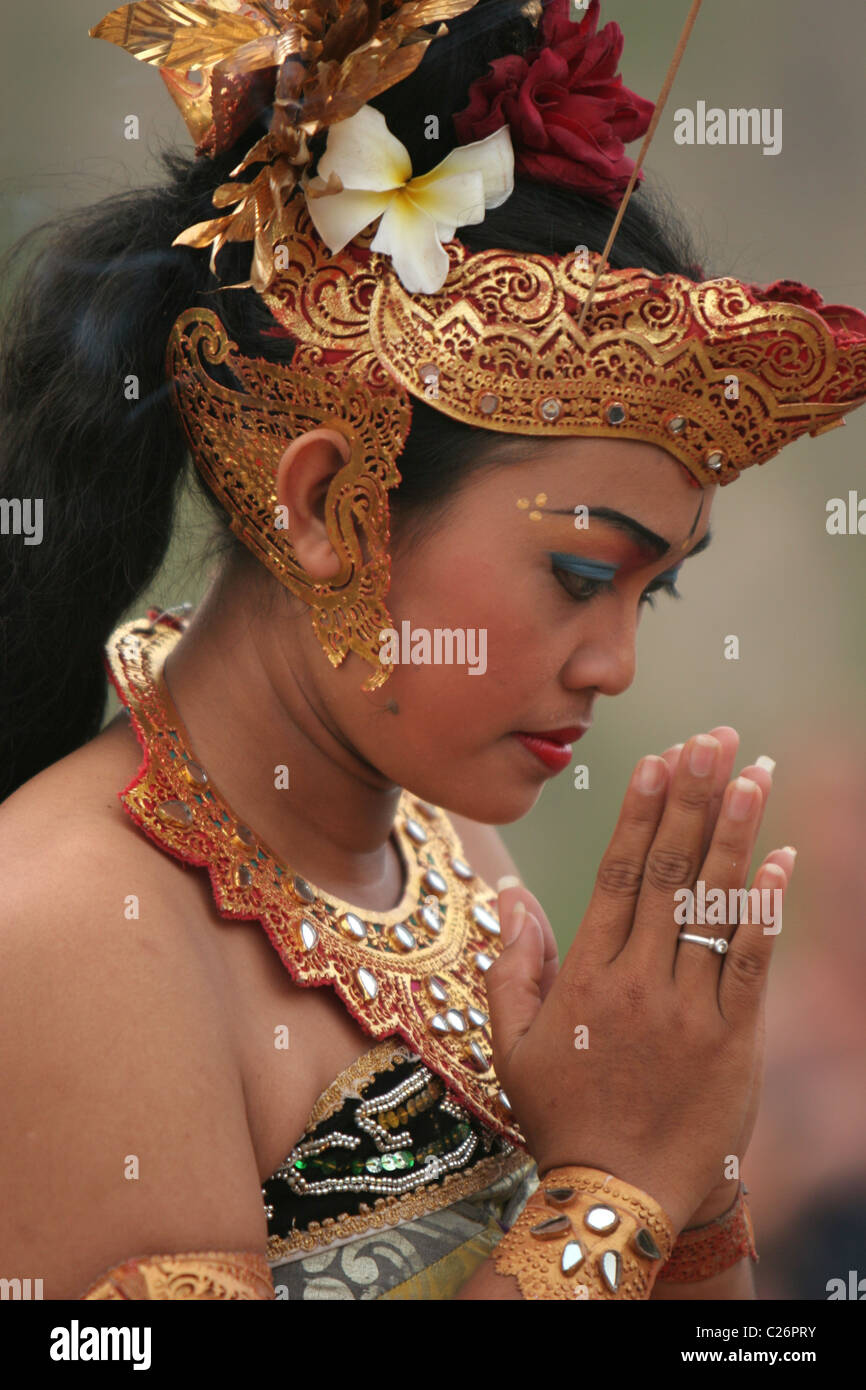 Balinesische Frau verbeugte sich während eines Kekak-Tanzes bei Ulu Watu Tempel in Bali. Stockfoto