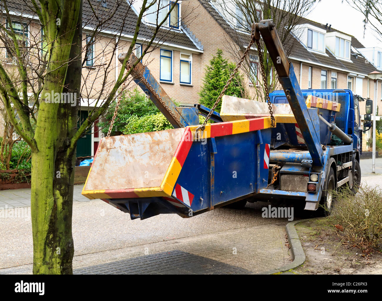 LKW liefert Abfallbehälter Stockfoto