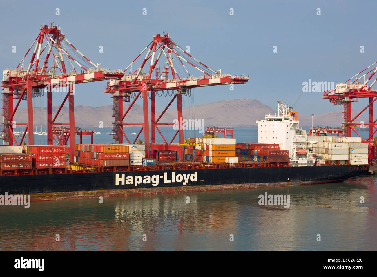Containerschiff im Hafen von Callao, Lima, Peru Stockfoto