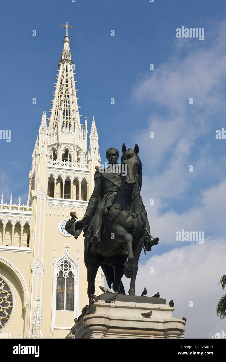 Statue von Simon Bolivar und die Kathedrale, Parque Bolivar, Guayaquil, Ecuador Stockfoto