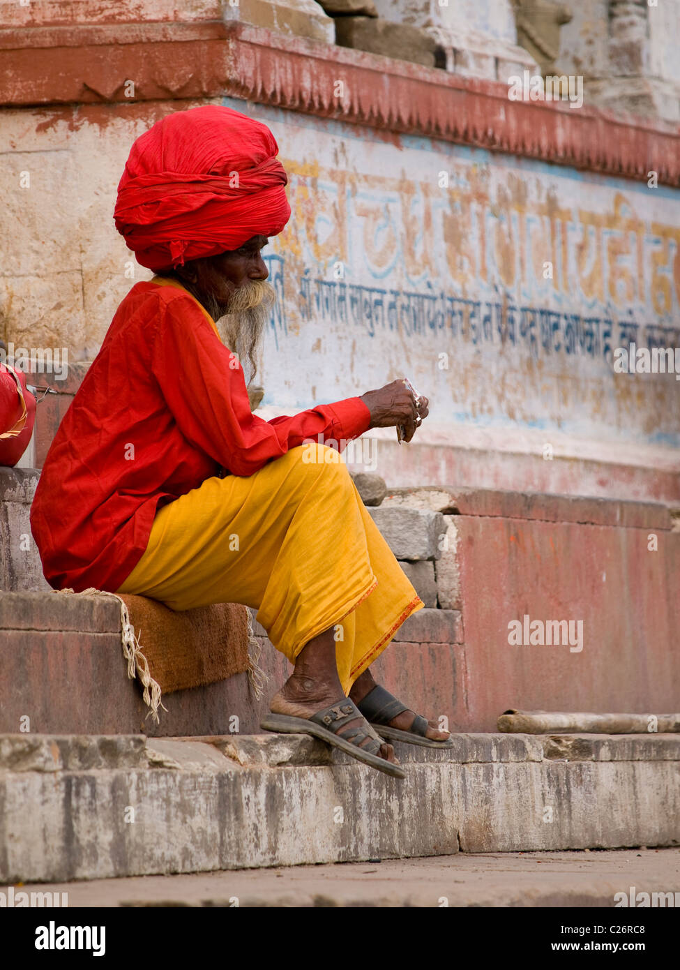Sikh sitzt auf einem der Ghats am Ganges in Varanasi Stockfoto