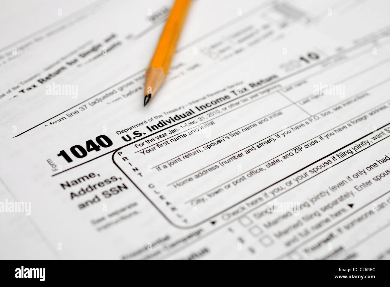 flache Focus Bild von einem spitzen Bleistift auf amerikanischen 1040 Einkommensteuer Formen Stockfoto