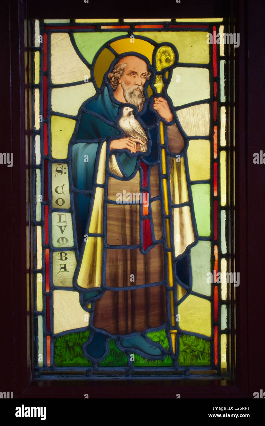 Buntglas-Fenster von St. Columba in der Kapelle in Castell Coch Cardiff Wales UK Stockfoto