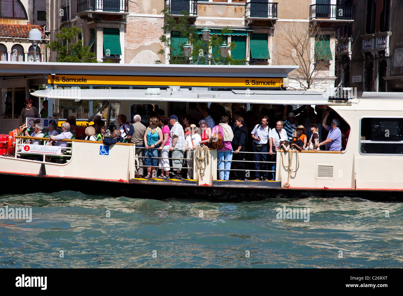 Eine überfüllte Vaporetto Bewegung entlang des Canal Grande in Venedig Italien. Stockfoto