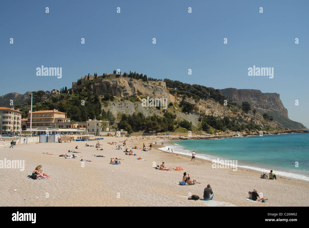 F/Provence/Bouche du Rhône: Der Hauptstrand des Mittelmeerhafens Cassis wird von Château de Michelin am Kap Canaille dominiert Stockfoto