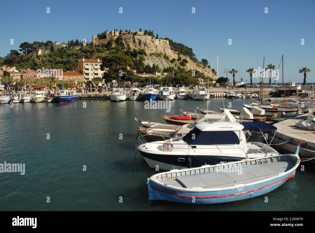 F/Provence/Bouches du Rhone: Mediterranen Hafen von Cassis dominiert Château Michelin auf der felsigen Capoe Canaille Stockfoto