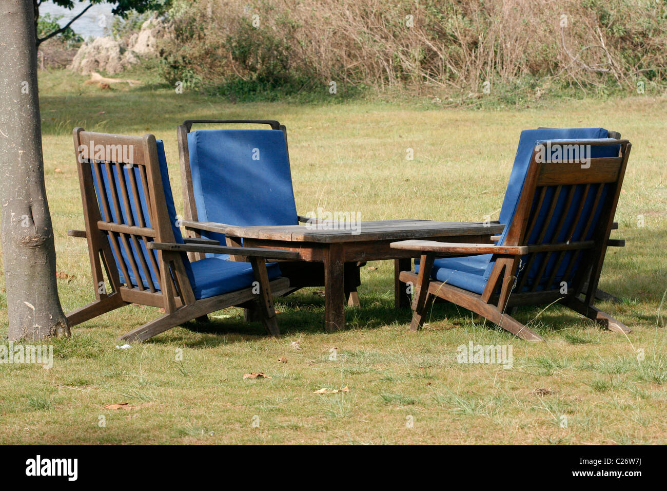 Eine Reihe von Gartentisch und Stühle Stockfoto