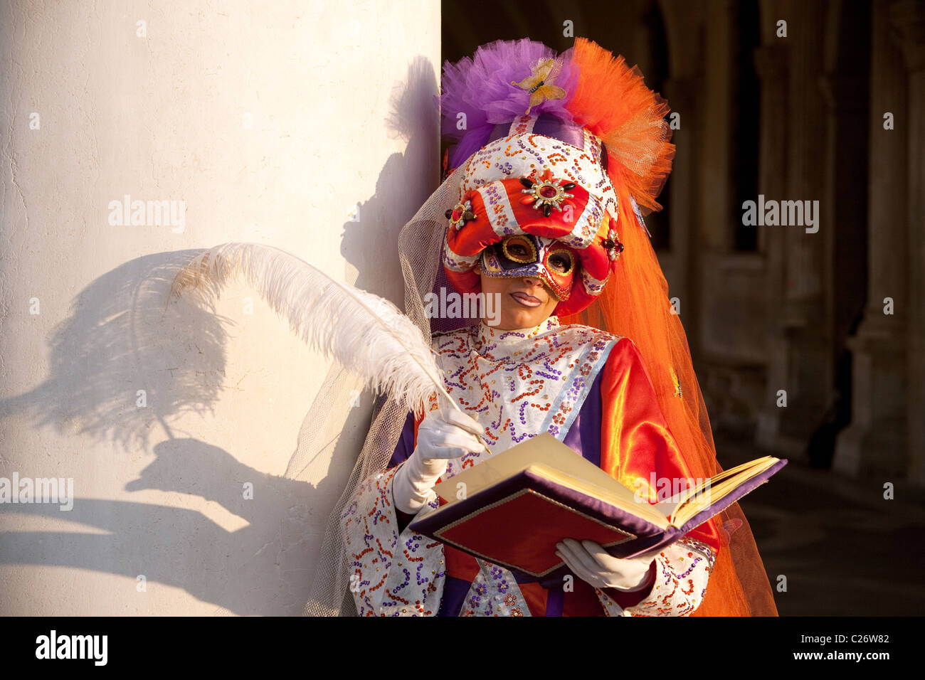Charakter im Kostüm von einem Autor, der Karneval, Venedig, Italien Stockfoto
