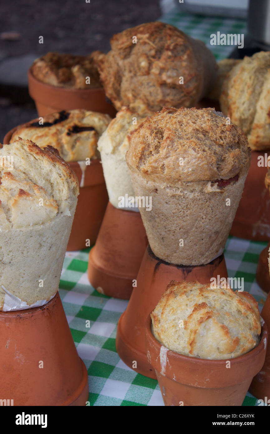 Laibe Brot in Blumentöpfen auf Verkauf im Alexandra Palace Bauernmarkt gekocht Stockfoto