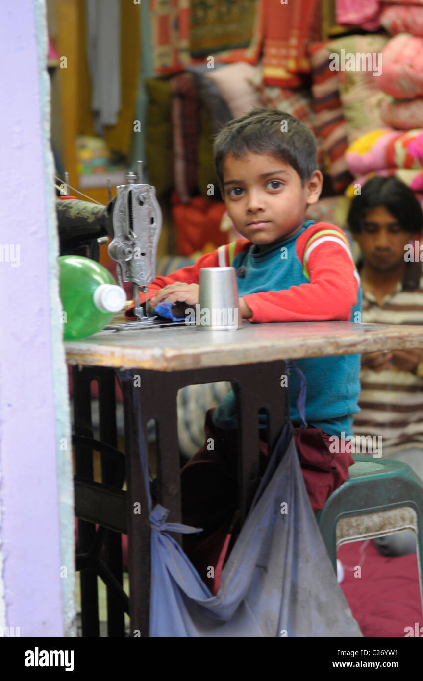 Kind Arbeiter, Nähen, die Nepalesen, Leben in Kathmandu, Nepal Kathmandu Straße leben junge Stockfoto