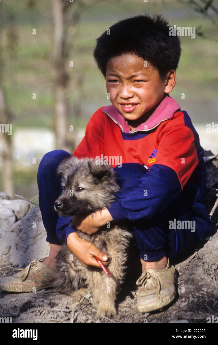 Vier-Seal Miao junge mit Hund, Xingjiao Dorf, Guizhou, China Stockfoto