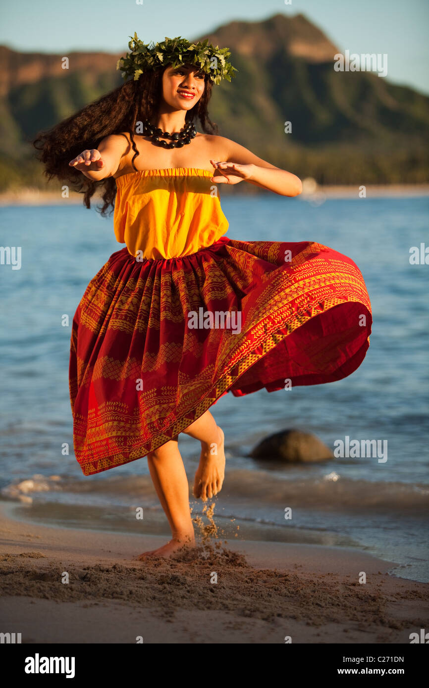 Alii Kai Hula Tänzer tanzen am Strand von Waikiki und Diamond Head im Hintergrund, Briana_Savusa Stockfoto